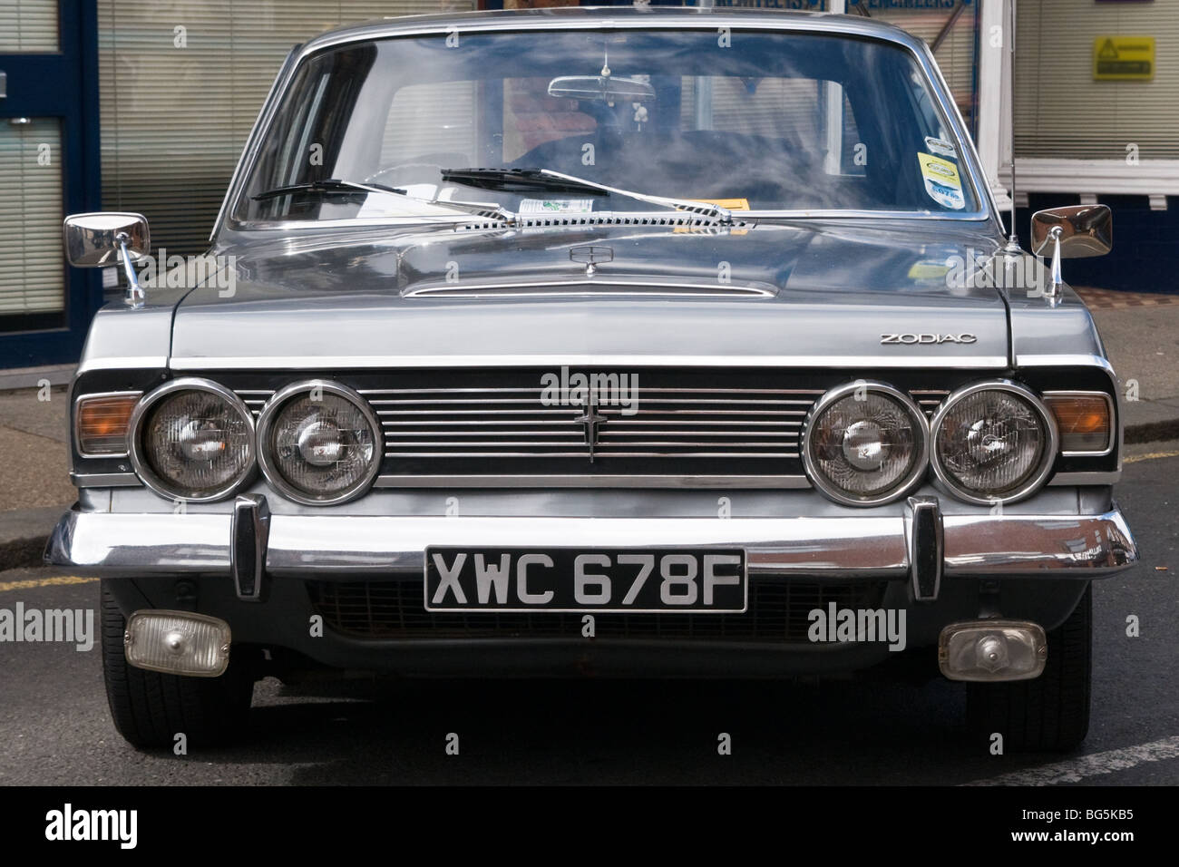 Auto classica, vista dal lato anteriore. Close up Foto Stock