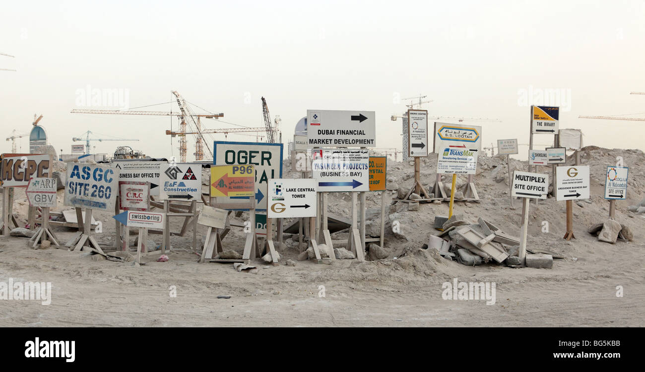 Ci sono un sacco di posti di segno, Dubai, Emirati Arabi Uniti Foto Stock