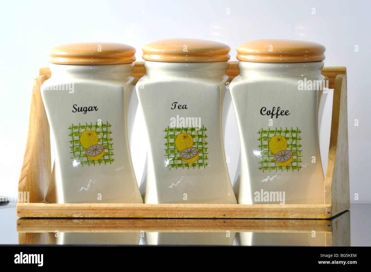 Contenitori in ceramica etichettati "Sugar, Tea & Coffee" su un supporto in legno Foto Stock