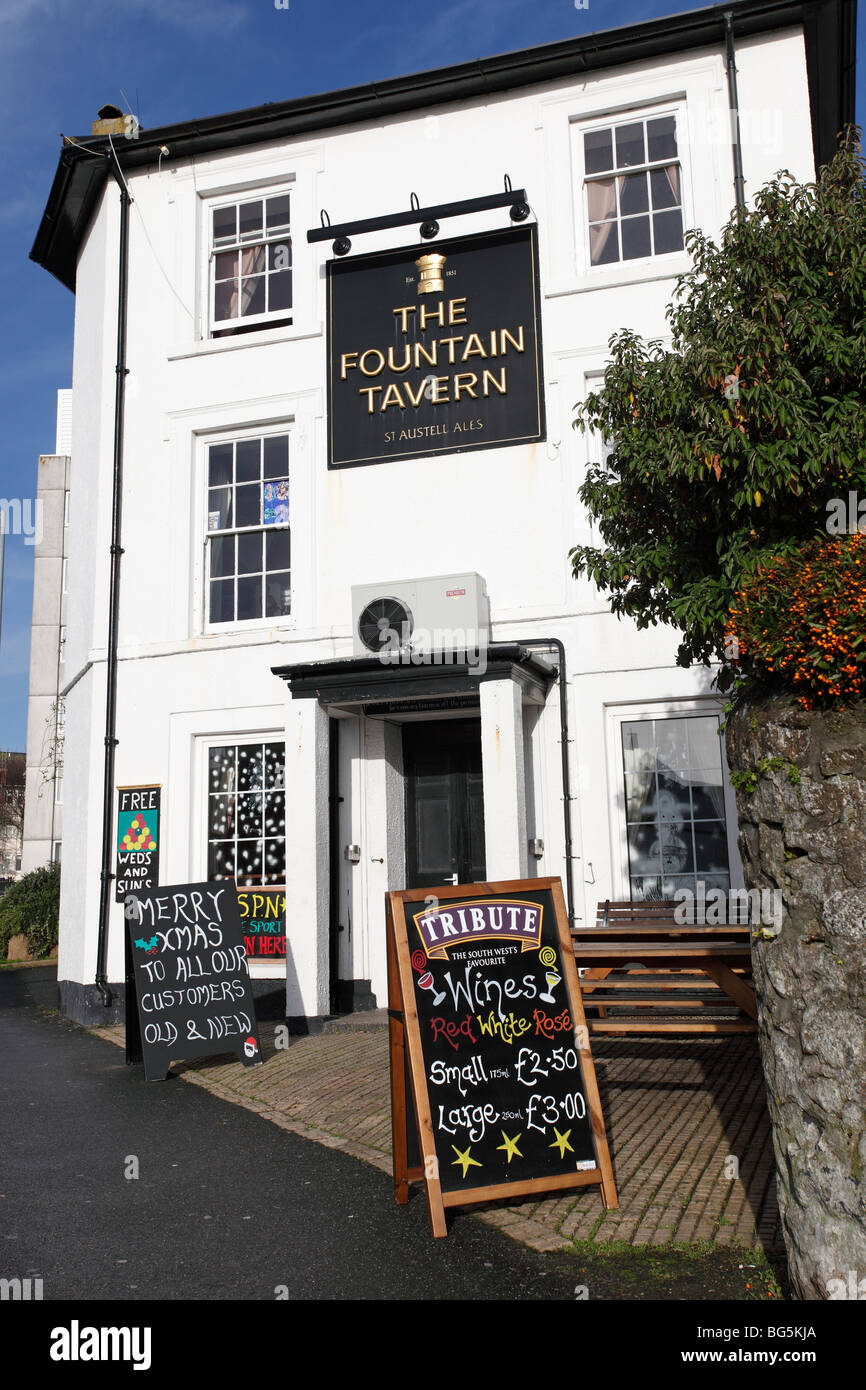 La fontana taverna pub in Penzance, Cornwall Regno Unito con un Merry Xmas segno esterno. Foto Stock