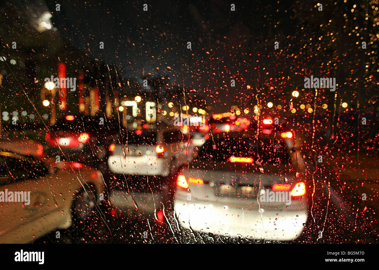 La scarsa visibilità sulla strada di notte, Dubai, Emirati Arabi Uniti Foto Stock