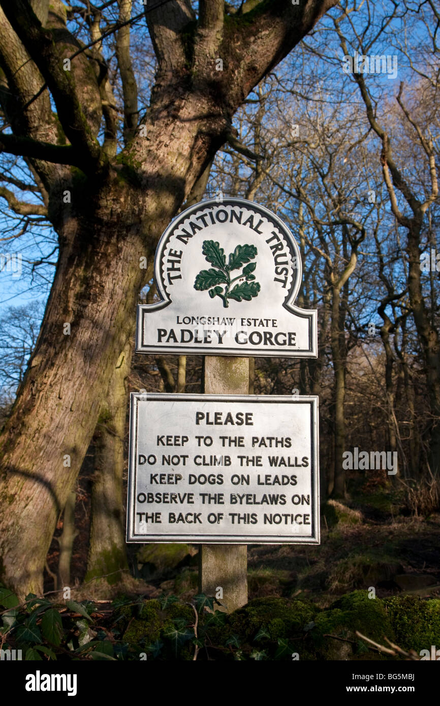 Il National Trust signpost, Padley Gorge, Derbyshire Foto Stock