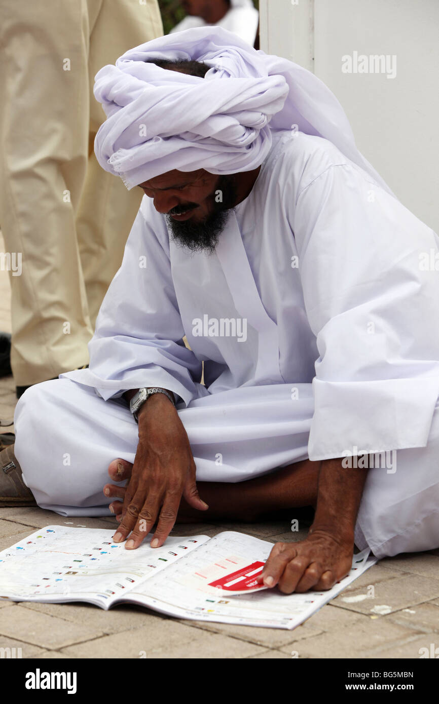 Un arabo la lettura di un cavallo di razza in programma, Dubai, Emirati Arabi Uniti Foto Stock