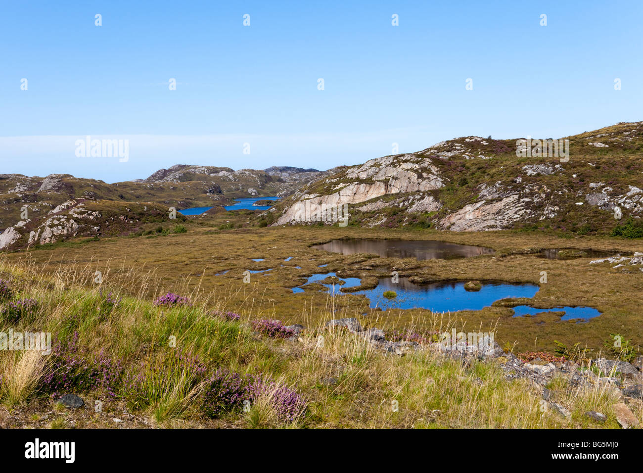 Laghi poco profondi SW di Foindle, Highland, Scozia Foto Stock