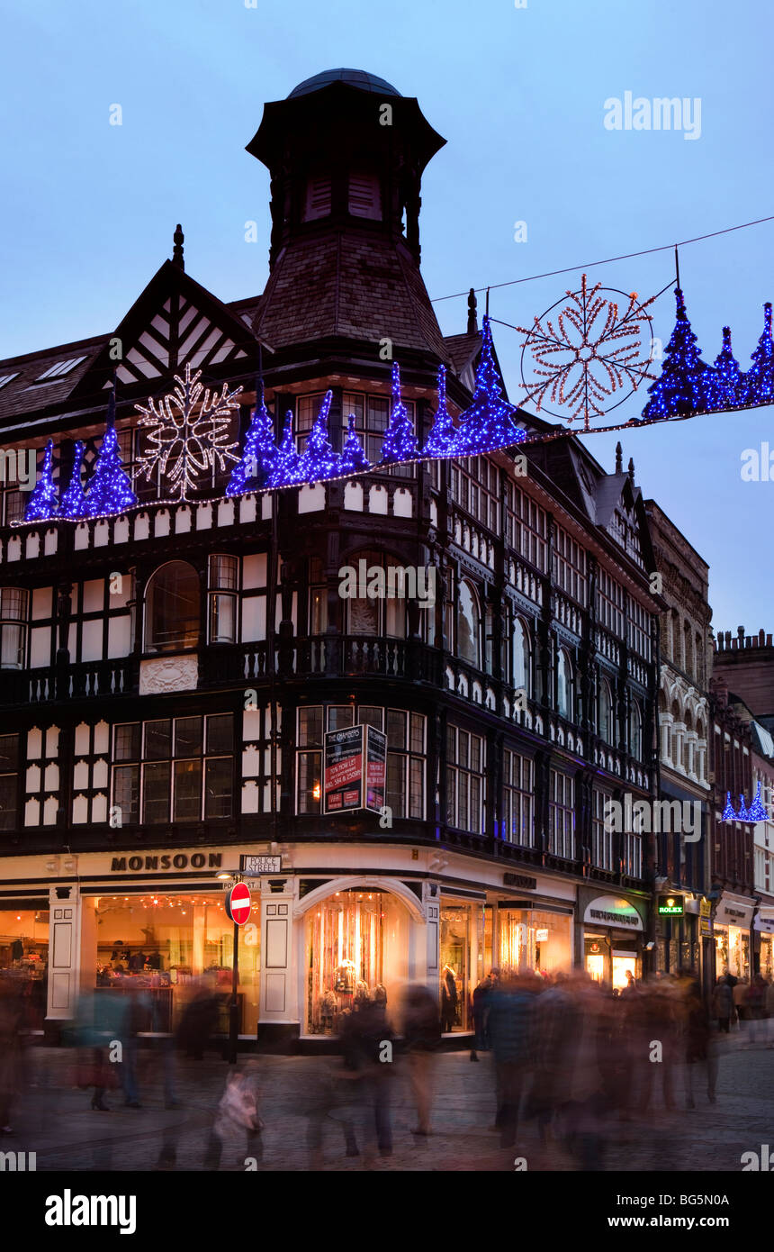 Regno Unito, Inghilterra, Manchester, King Street, le luci di Natale gli acquirenti di cui sopra Foto Stock