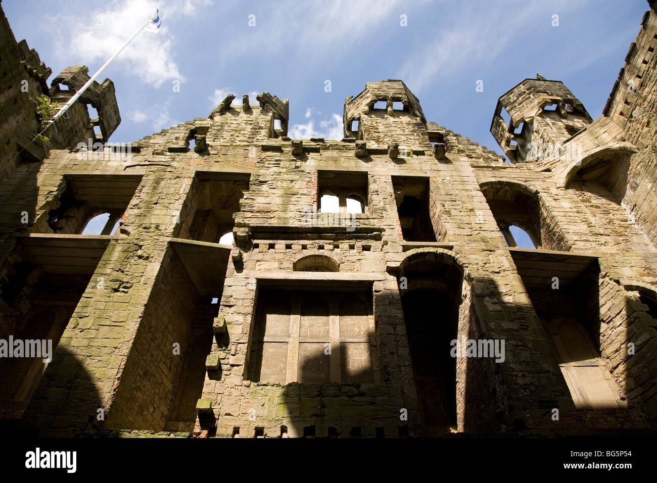 Guardando le pareti delle rovine del castello Hylton a Sunderland, Inghilterra. Foto Stock