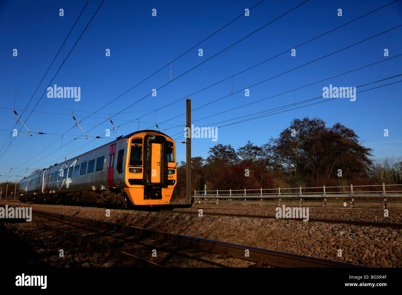 East Midlands Azienda di funzionamento del treno 158866 unità Diesel East Coast Main Line Railway Peterborough Cambridgeshire Foto Stock