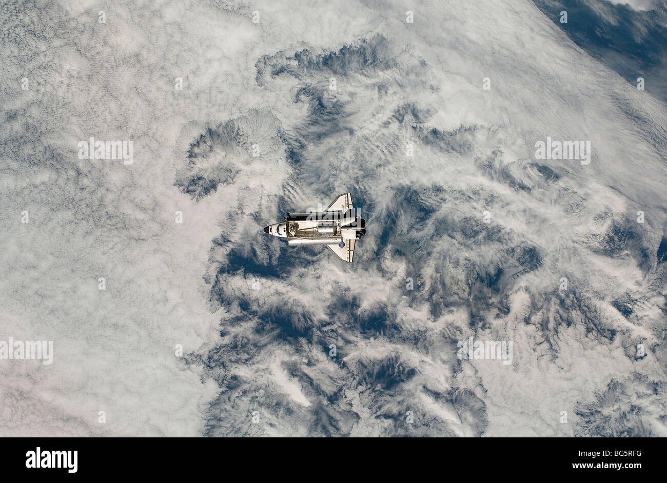 Lo Space Shuttle Endeavour si avvicina alla Stazione Spaziale Internazionale Foto Stock