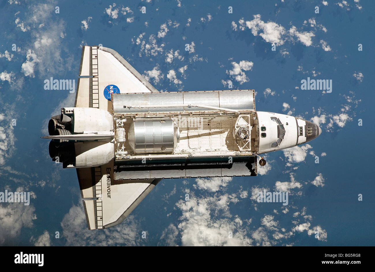 Lo Space Shuttle Endeavour si avvicina alla Stazione Spaziale Internazionale Foto Stock