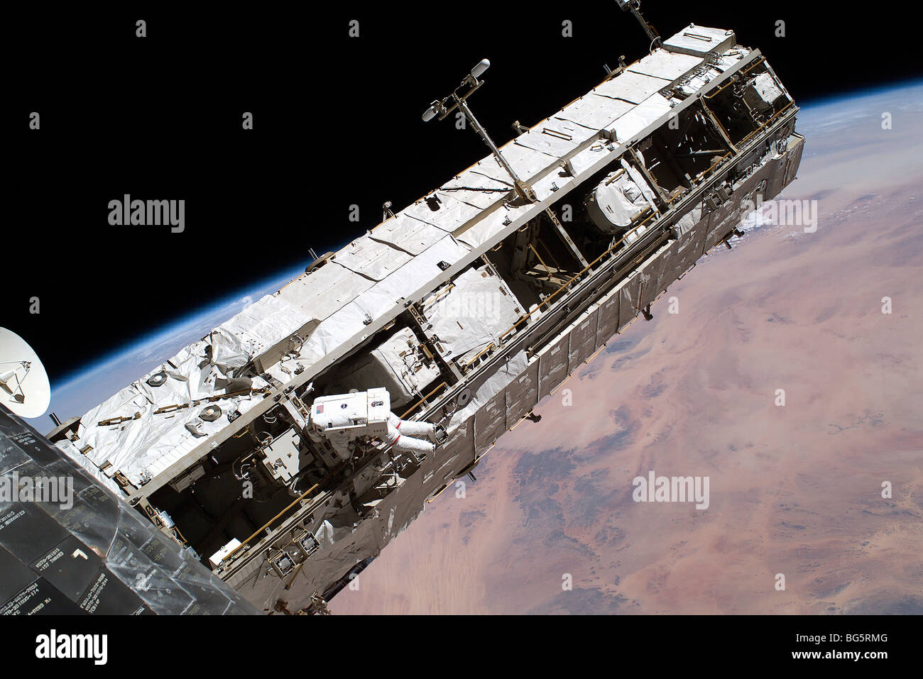 Lo specialista di missione Soichi Noguchi posatoi su una stazione spaziale internazionale truss durante il terzo STS-114 spacewalk Foto Stock