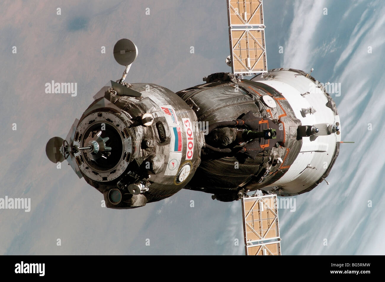 Soyuz TMA-6 approcci di veicolo spaziale thr stazione spaziale internazionale Foto Stock