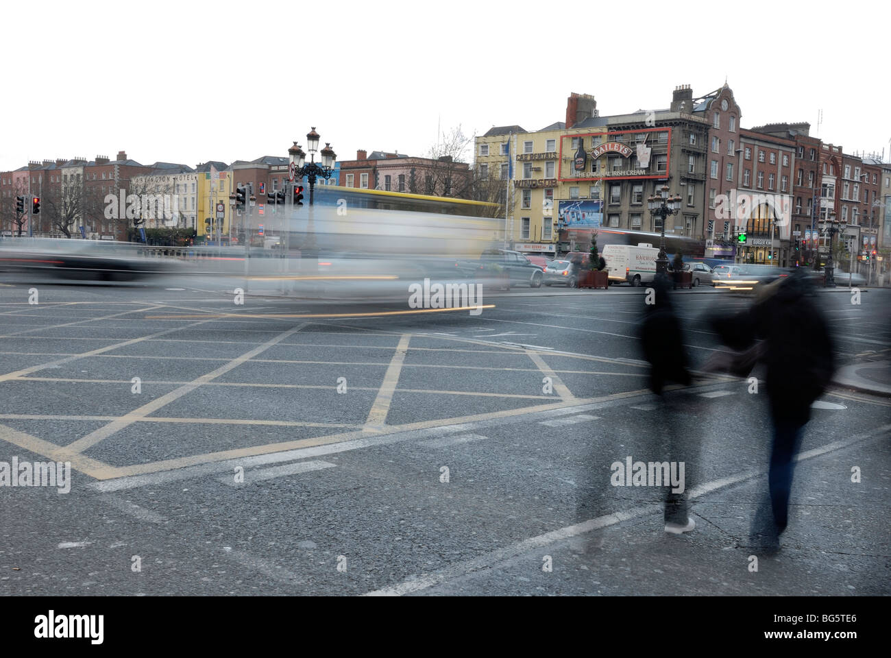 La gente e il traffico sul ponte sul fiume Liffey a Dublino Irlanda Foto Stock