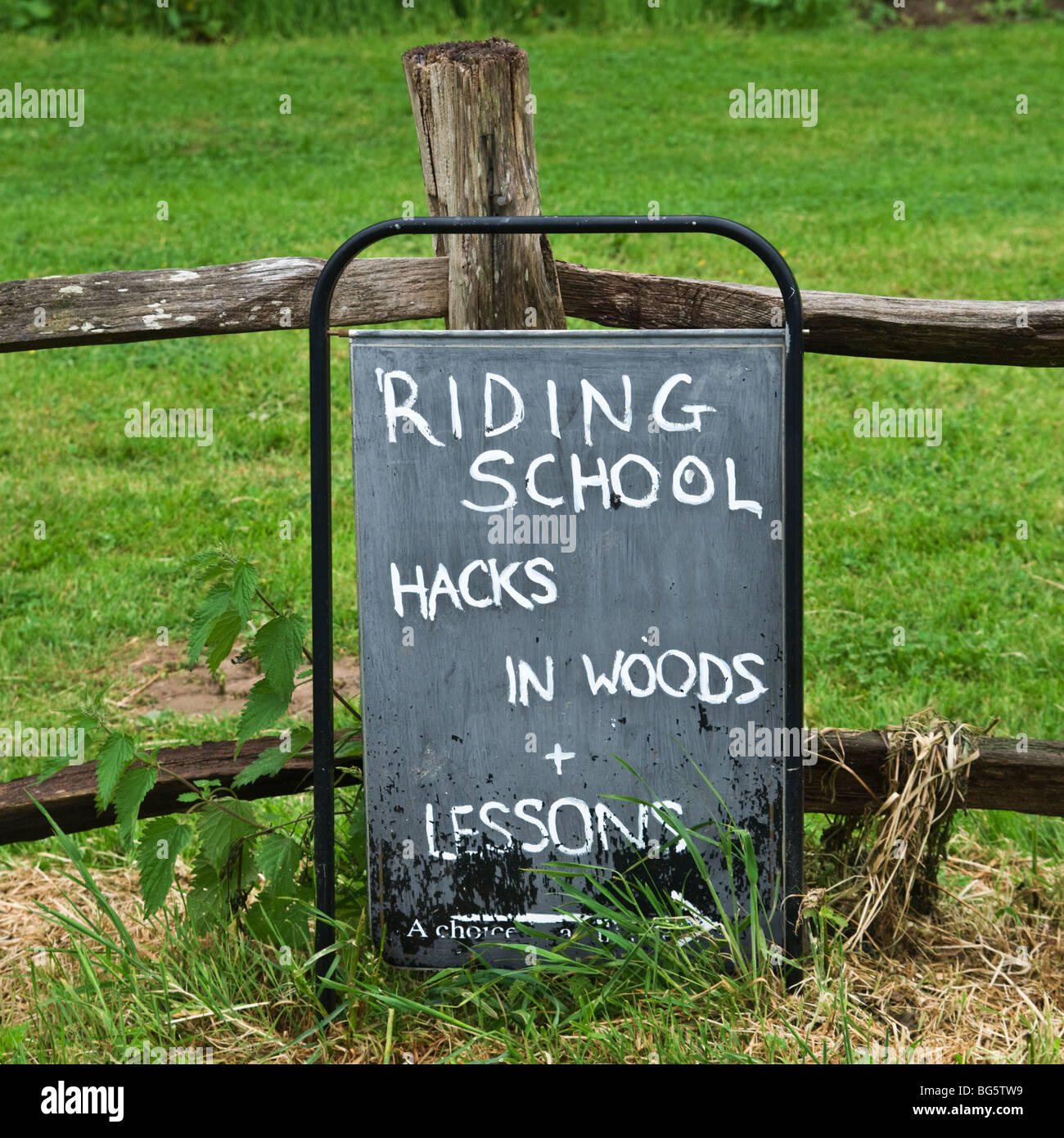 Al di fuori di lavagna con scuola di equitazione, hack in boschi plus lezioni segno Foto Stock