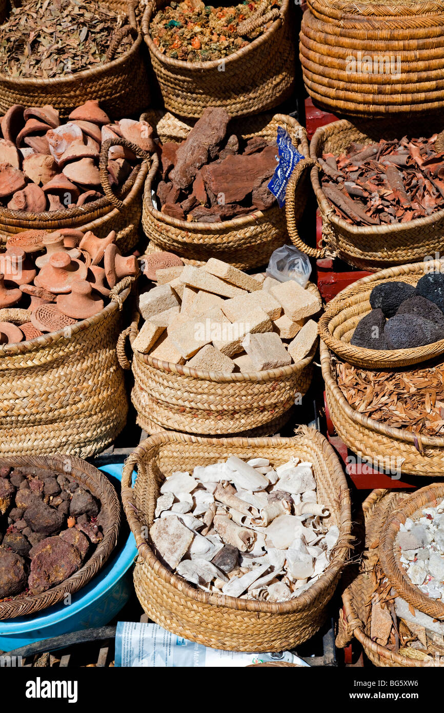 Rimedi di erbe in vendita nella località Rahba Kedima (Place des épices), Marrakech, Marocco Foto Stock