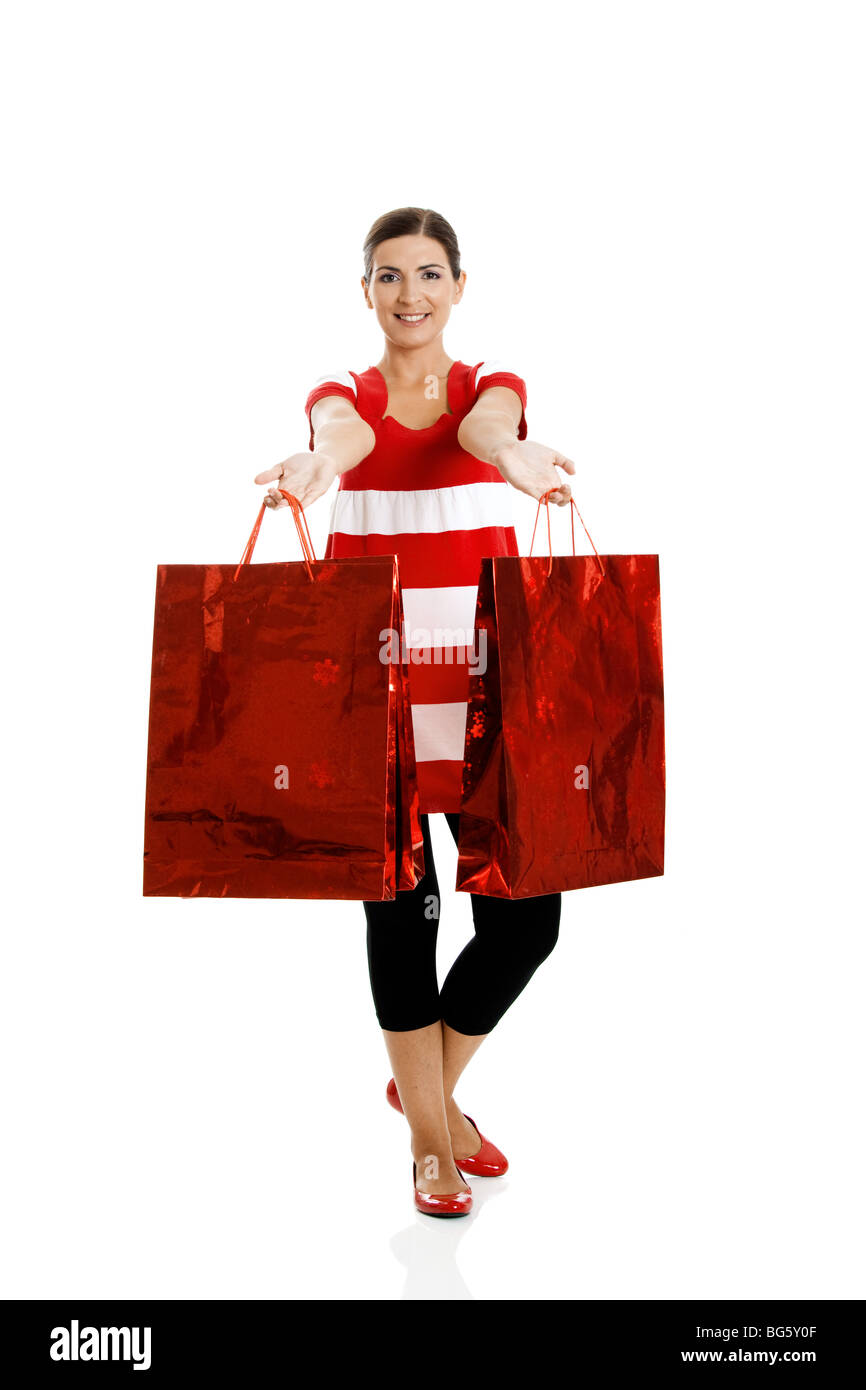 Bella felice giovane donna il trasporto delle borse della spesa, isolato su sfondo bianco Foto Stock
