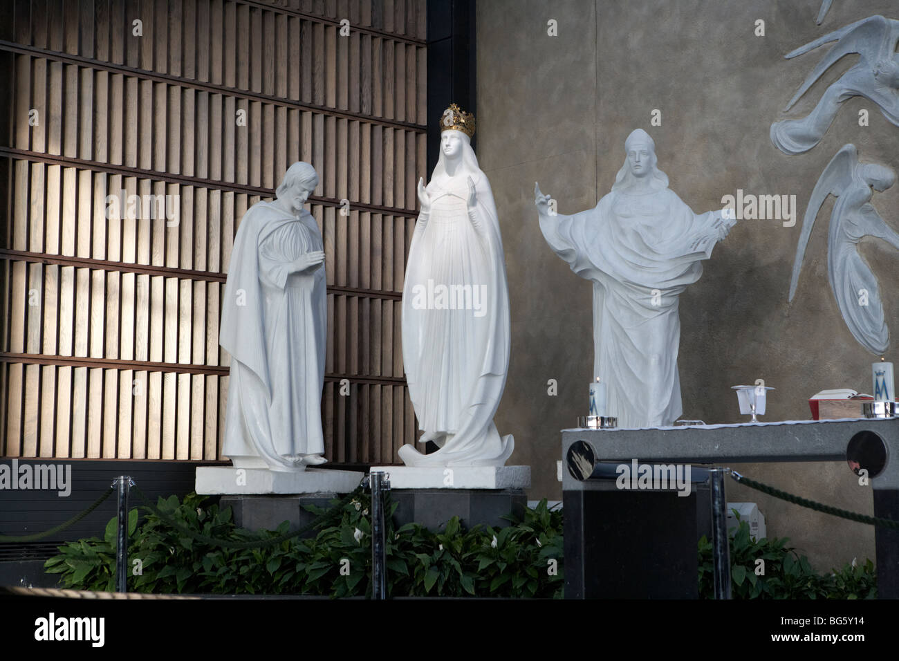 La statua della Madonna nella parte interna di knock santuario mariano della contea di Mayo Repubblica di Irlanda Foto Stock La statua della Madonna nella parte interna di knock santuario mariano della contea di Mayo Repubblica di Irlanda Foto Stock