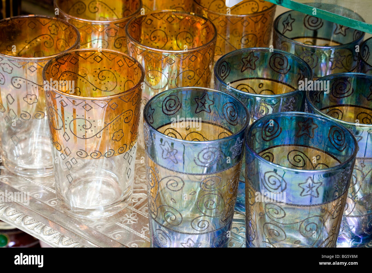 Bicchieri da tè tradizionali fatti a mano in vendita nel Souk Serrajine,  Marrakech, Marocco Foto stock - Alamy