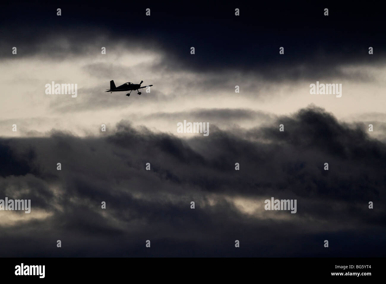 Piccolo aereo nel cielo tempestoso Foto Stock