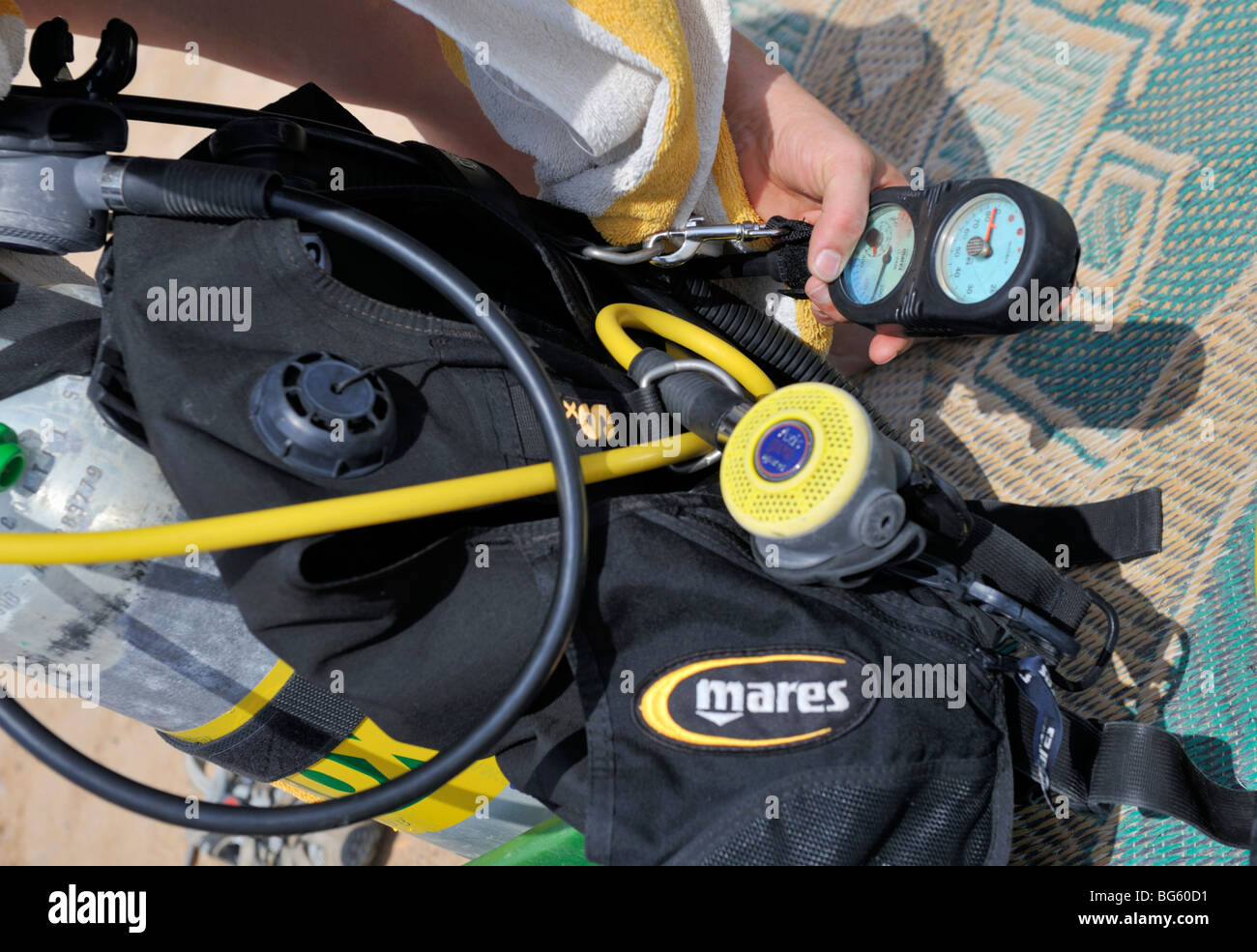 Attrezzatura subacquea, controllo prima di un tuffo Foto Stock