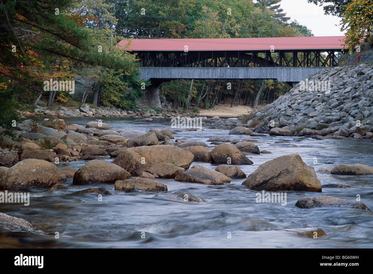 Basso Angolo di visione di un oggetto ponte sopra il fiume Swift, Conway, New Hampshire Foto Stock