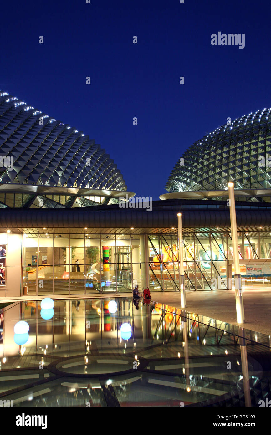 La Esplanade al crepuscolo in Singapore Foto Stock