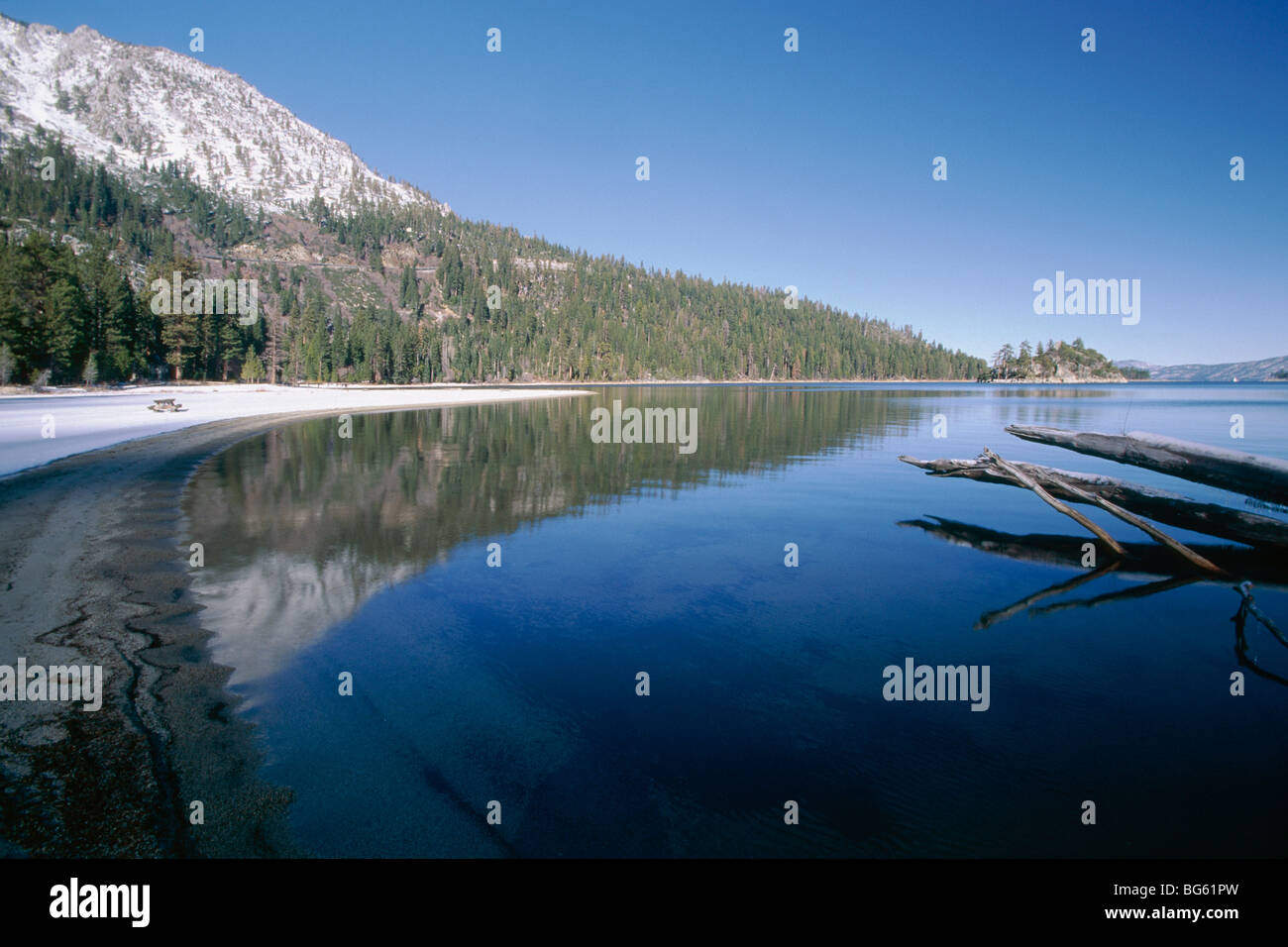 Tranquilla baia in inverno, Emerald Bay, Lake Tahoe, California Foto Stock