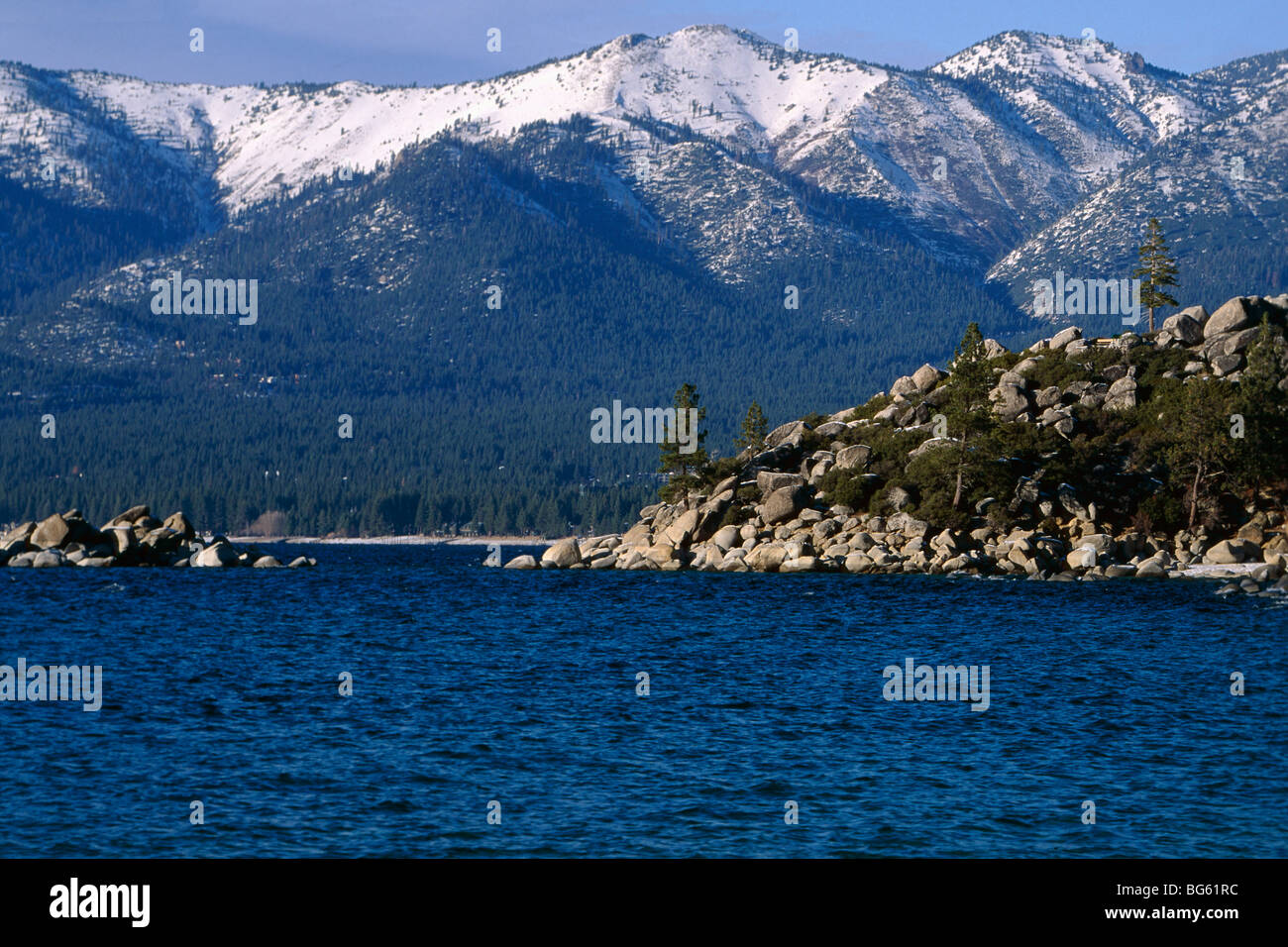 Costa rocciosa in inverno, Lake Tahoe, Nevada Foto Stock