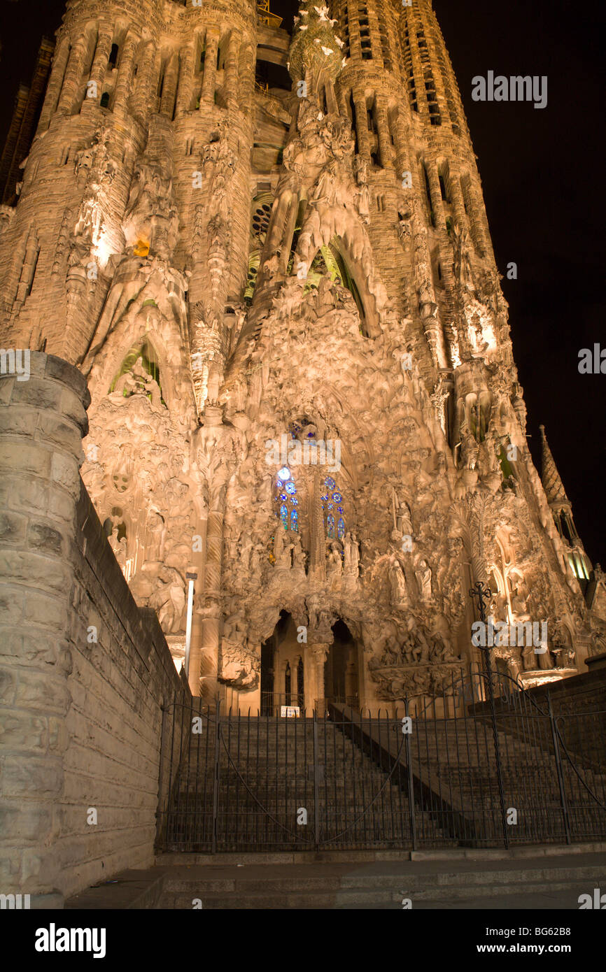 Barcellona - cattedrale Sagrada la Familia nella notte - facciata orientale Gaudi Foto Stock