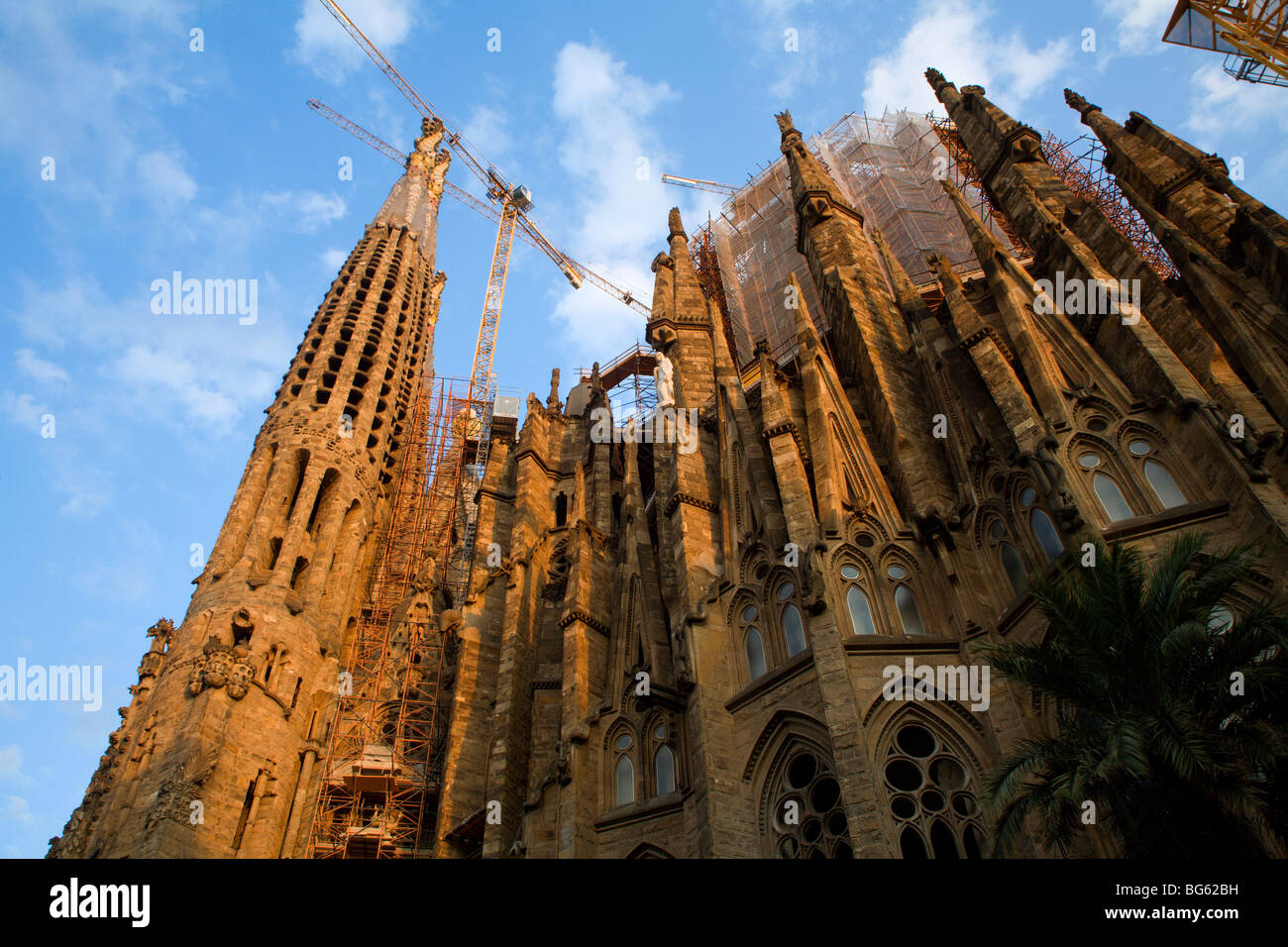 Barcellona - la Sagrada Familia in costruzione - tramonto Foto Stock