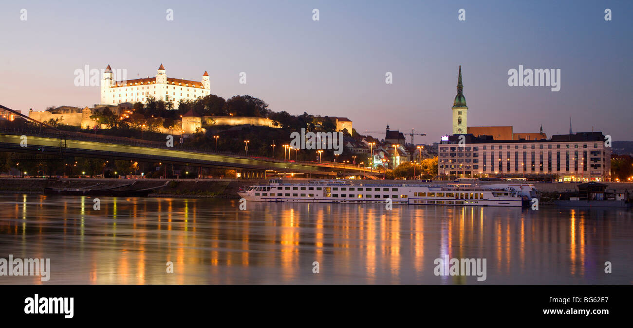 Bratislava - il castello e la cattedrale e Danubio Foto Stock