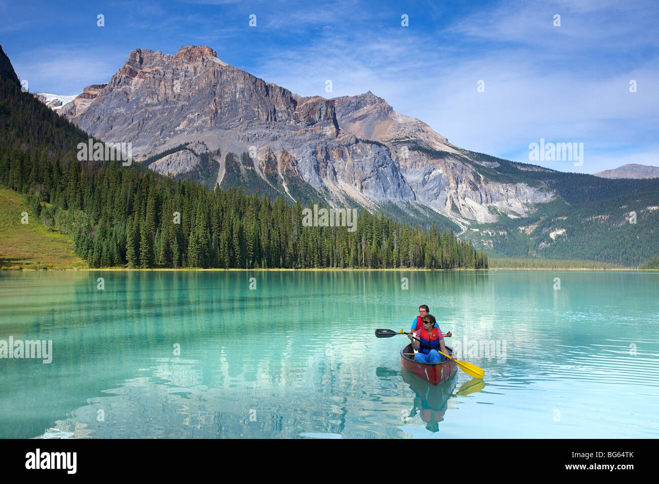 I turisti relax su una barca presso il Lago di Smeraldo, Parco Nazionale di Yoho, Alberta, Canada Foto Stock