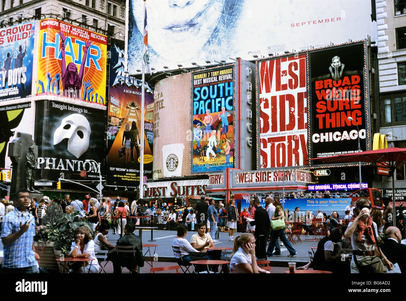 Inserzioni di gigante per spettacoli di Broadway e il musical, Duffy Square (accanto a Times Square), New York City Foto Stock