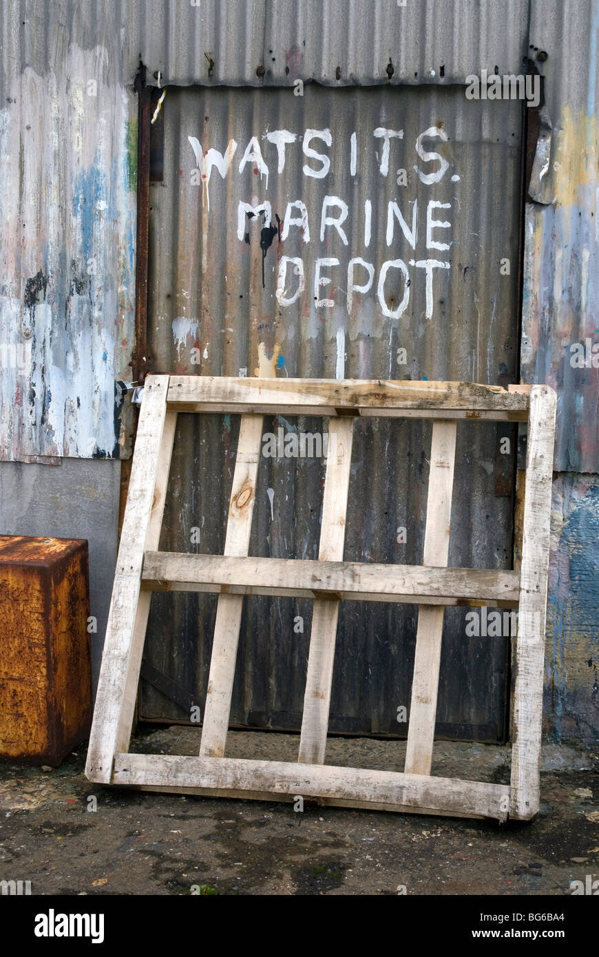 Messaggio umoristico dipinta su una porta a Wick Harbour, Caithness in Scozia Foto Stock