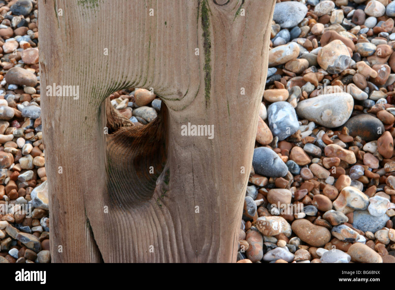 Struttura di frangionde in legno sulla spiaggia Winchelsea Foto Stock