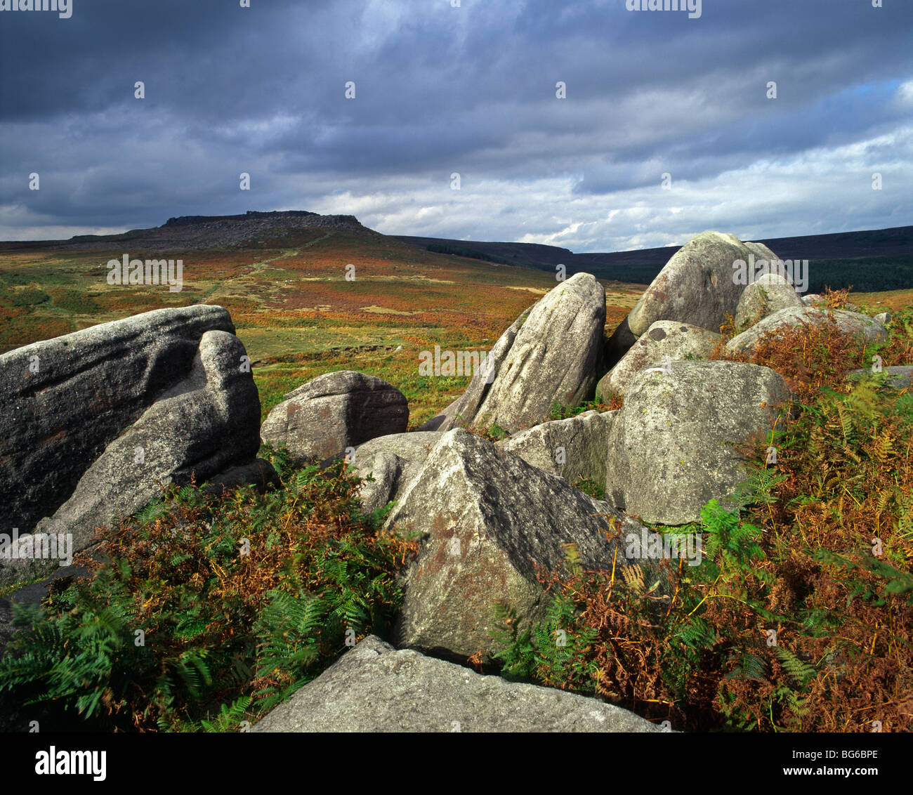 Guardando verso l'età del ferro hill fort di Carl Wark da rocce Burbage su Hathersage Moor, Peak District, South Yorkshire. Foto Stock