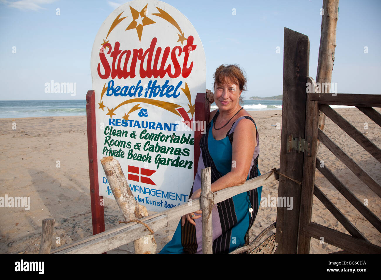 Il proprietario della Stardust hotel, Merete Scheller. Arugam Bay, Sri Lanka. Foto Stock