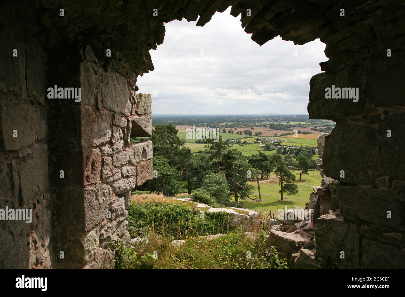 Una vista sulla pianura di Cheshire da Beeston Castle, Cheshire, Inghilterra, Regno Unito Foto Stock