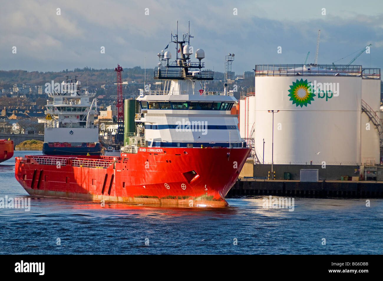 Il supporto dell'olio nave comandante Skandi lasciando Aberdeen Harbour per il Mare del Nord SCO 5605 Foto Stock