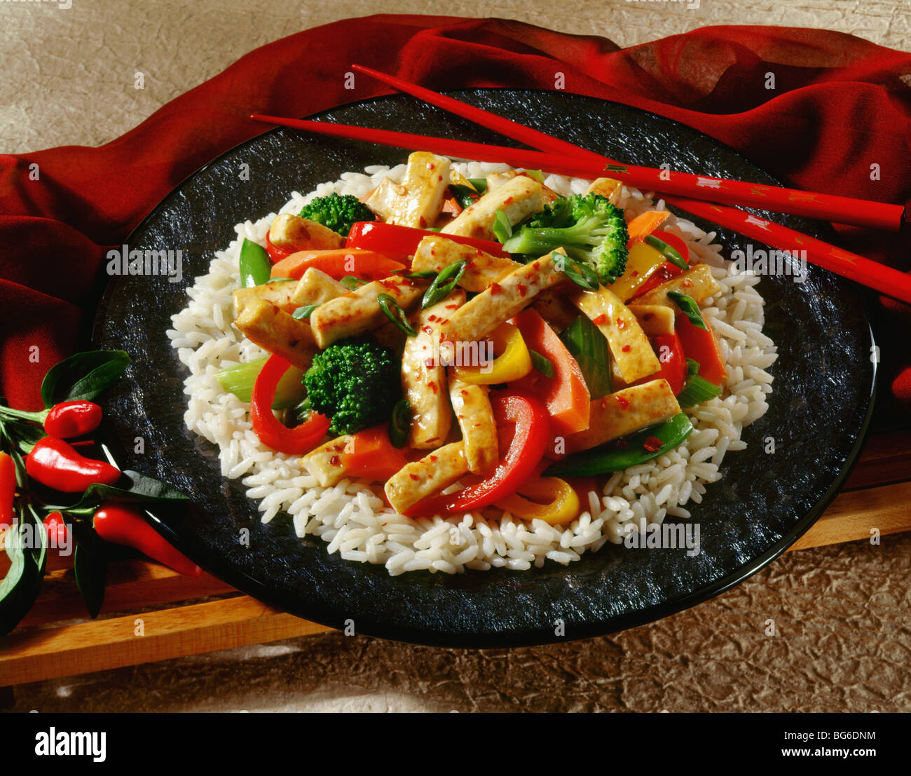 Tofu piccante stir fry con verdure e riso Foto Stock