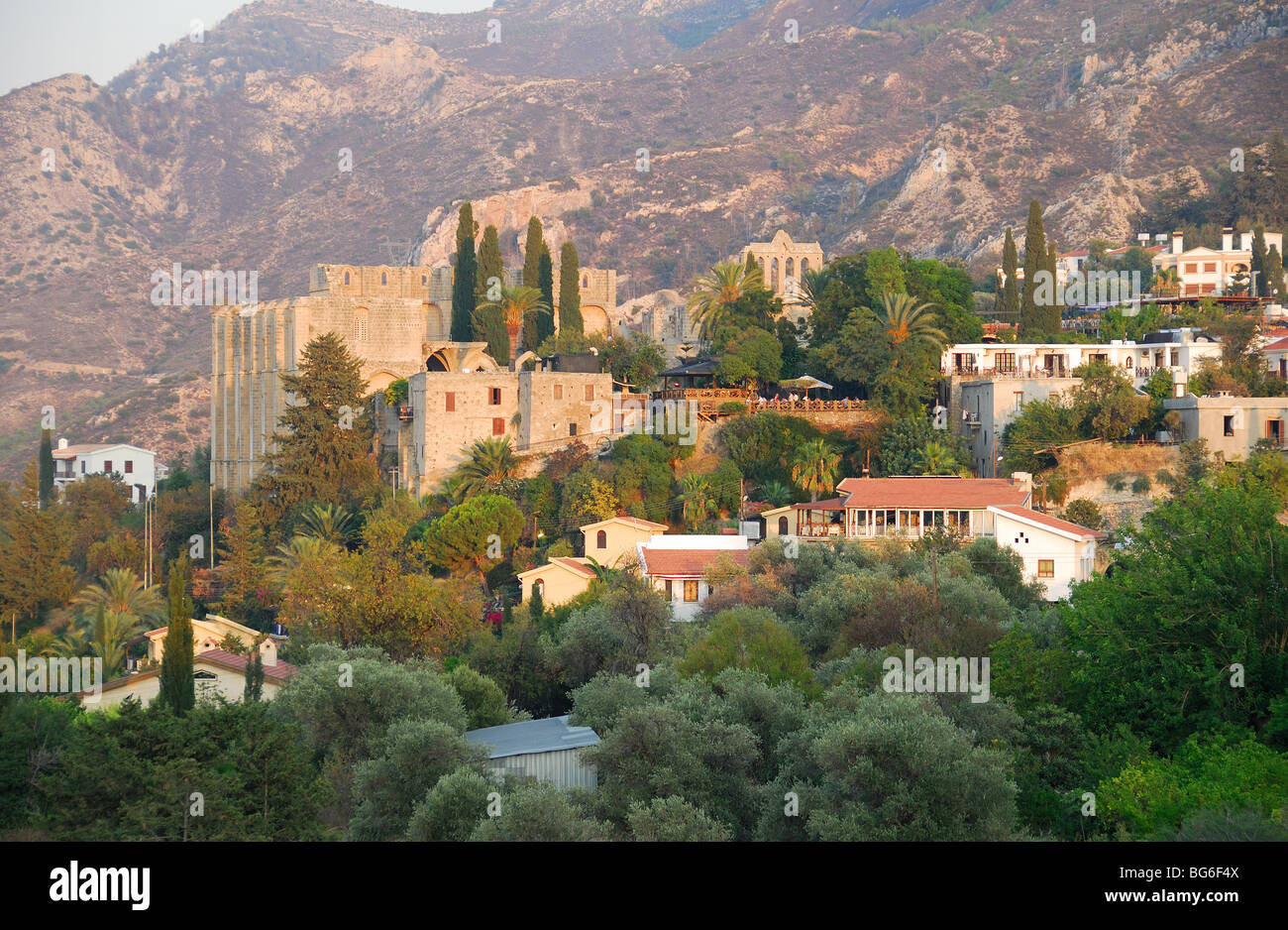 Cipro del Nord. Luce della Sera sul villaggio e abbazia di Bellapais (Beylerbeyi) vicino a Kyrenia. 2009. Foto Stock