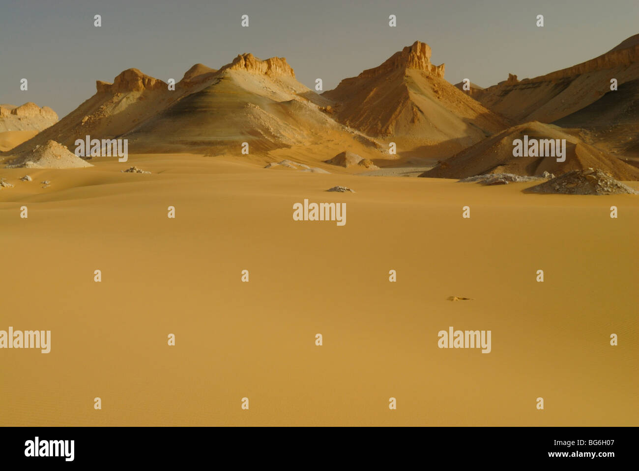 Sandy colline rocciose e dune nel deserto occidentale di Egitto Foto Stock