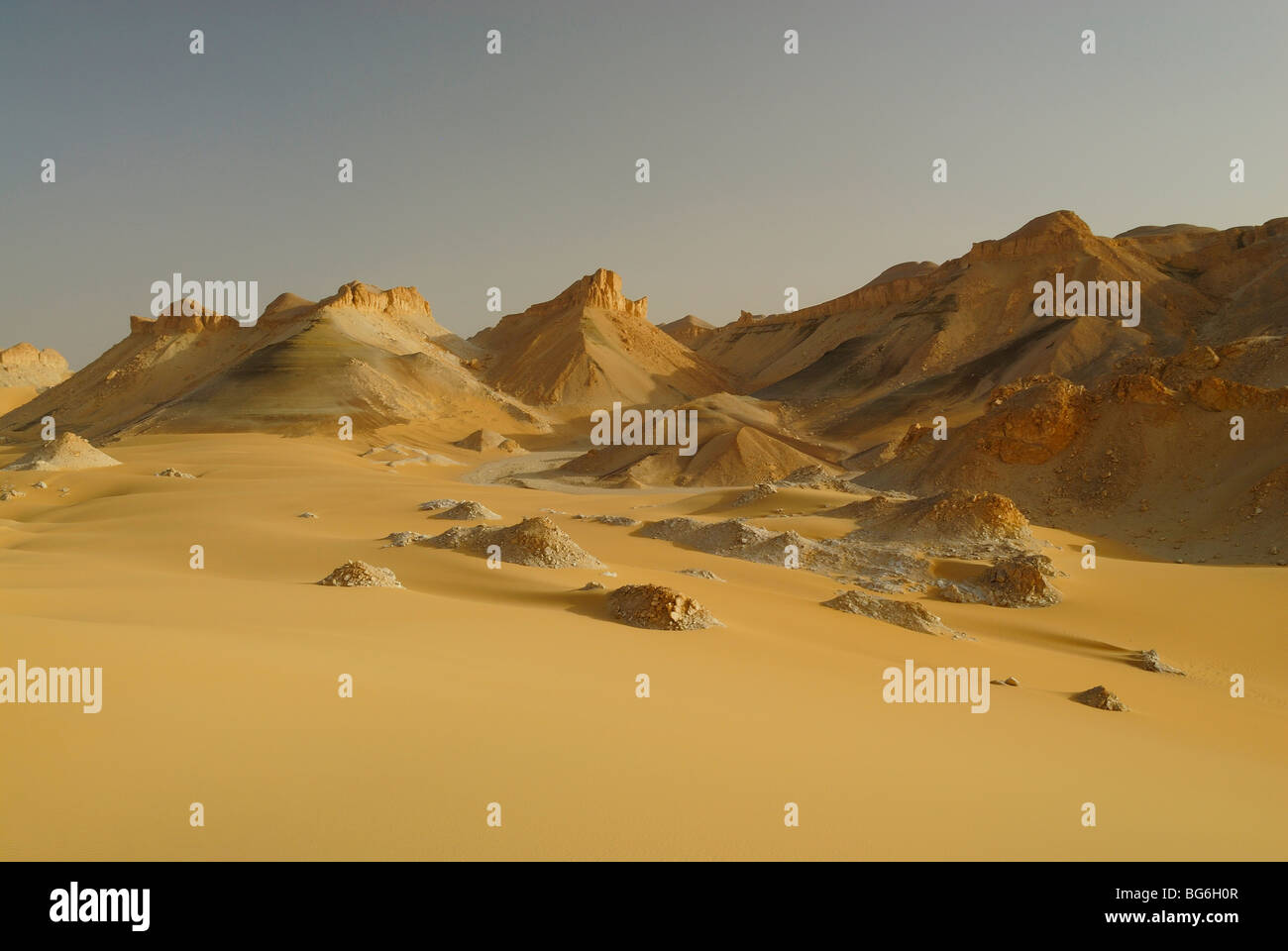 Sandy colline rocciose e dune nel deserto occidentale di Egitto Foto Stock