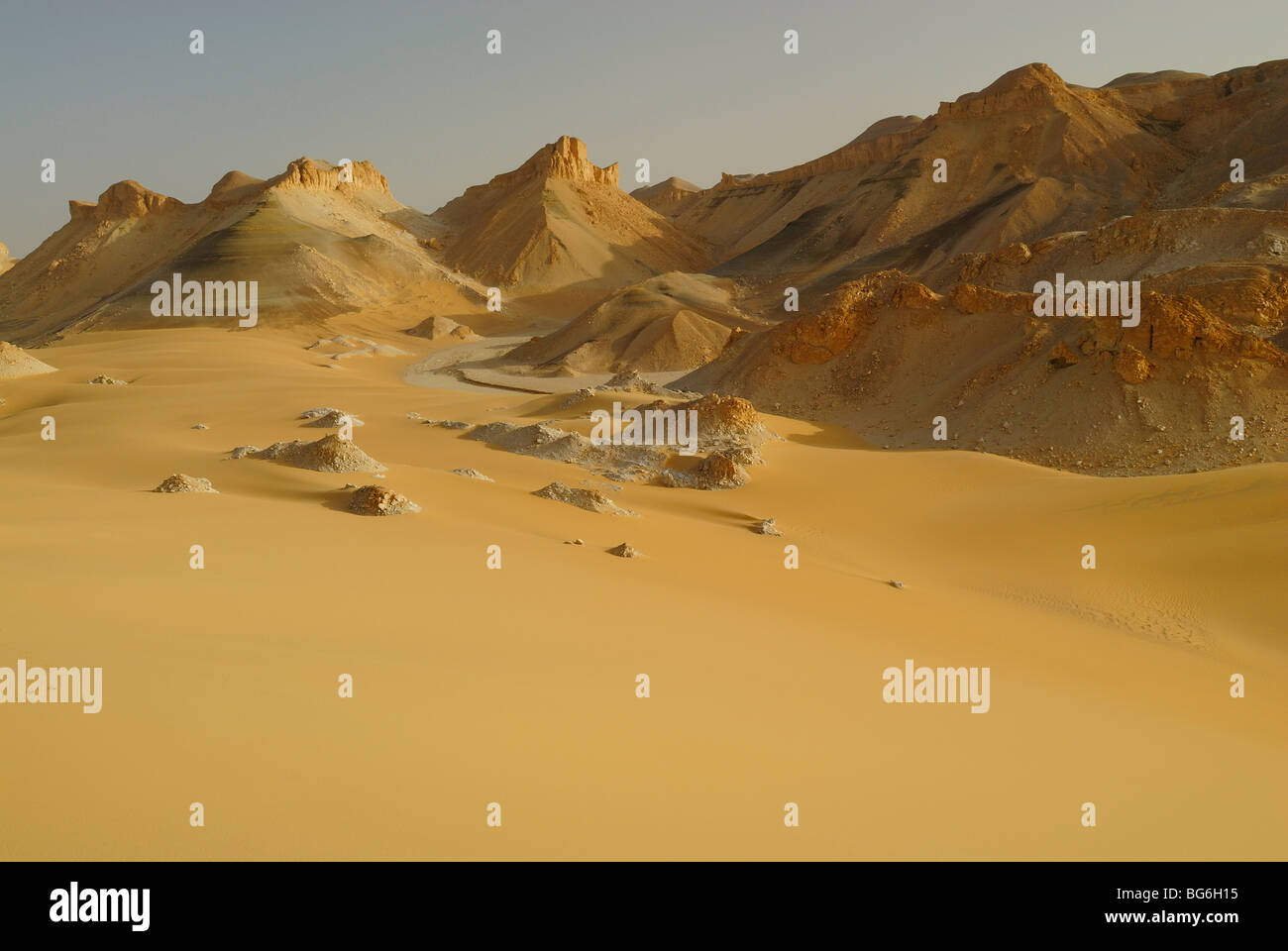 Sandy colline rocciose e dune nel deserto occidentale di Egitto Foto Stock