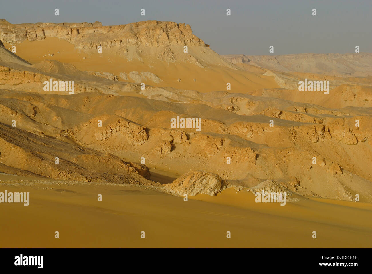 Sandy colline rocciose e dune nel deserto occidentale di Egitto Foto Stock