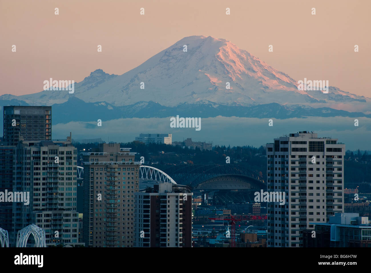 Mt. Ranier, Washington visto da Queen Anne Hill (Kerry Park) Guardando sopra la skyline di Seattle durante un tramonto in inverno. Foto Stock