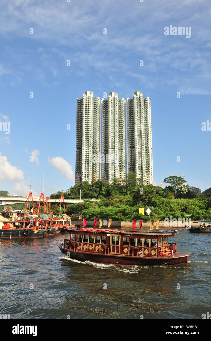 Golden barge tenendo i visitatori da Aberdeen passeggiata al Ristorante Galleggiante Jumbo, ultimi tre blocchi a torre, Hong Kong, Cina Foto Stock