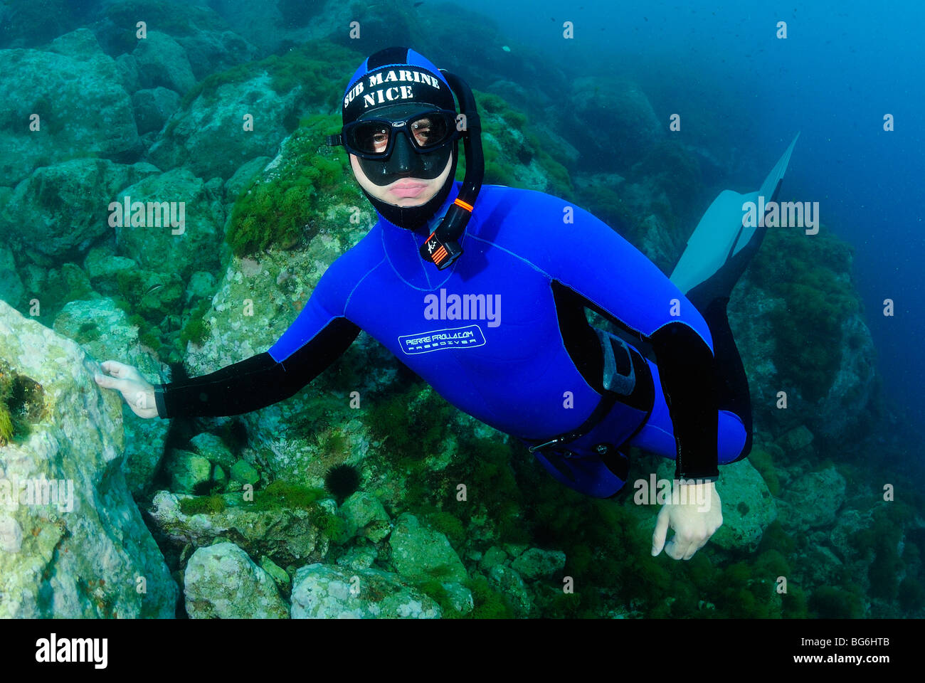 Apneista nel Mare Mediterraneo, off Monaco Foto Stock