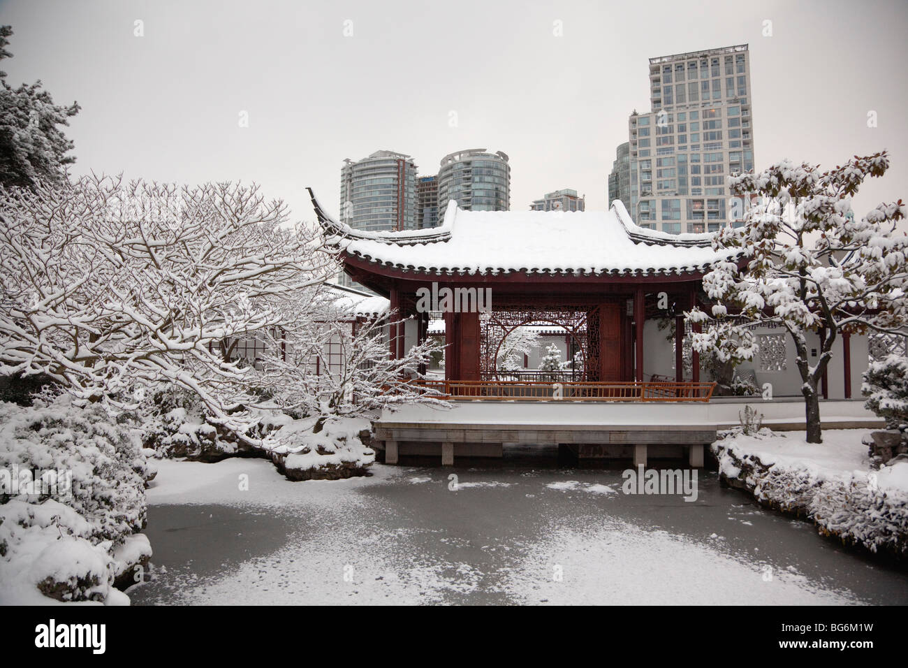 Il dott. Sun Yat-Sen classico giardino Cinese dopo una nevicata invernale, Vancouver, BC, Canada Foto Stock