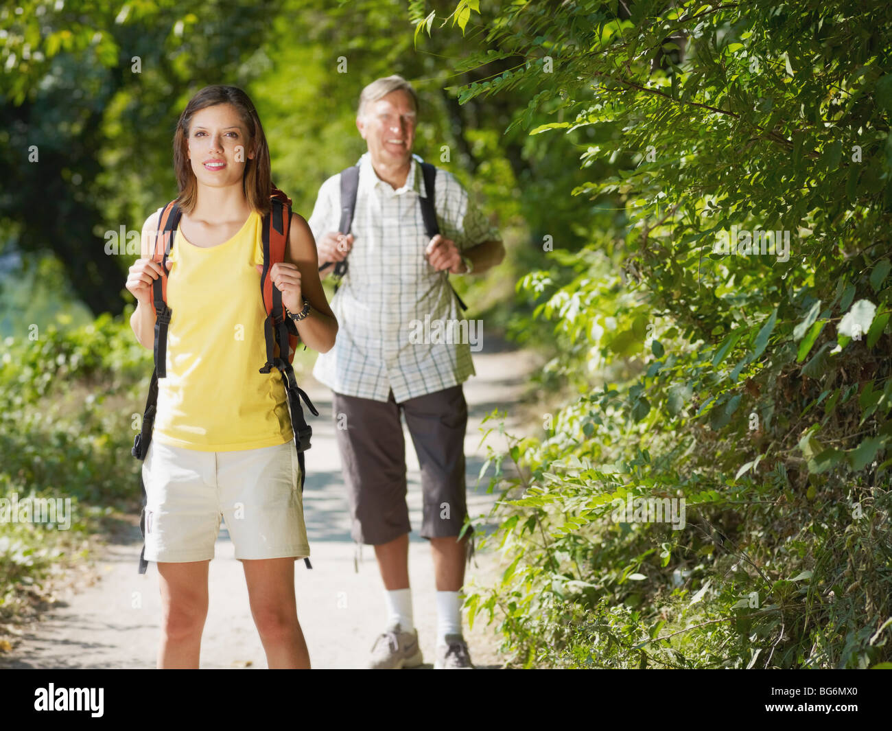 Senior e Giovani escursionisti in legno. Spazio di copia Foto Stock