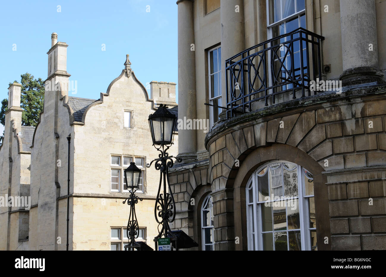 Devizes Wiltshire, Inghilterra UK Town Hall con la lavorazione del ferro battuto Foto Stock